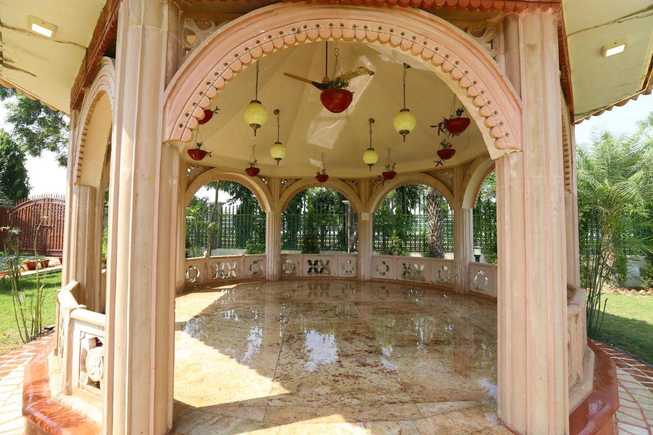 Mann The Palm Retreat Hotell Lucknow Exteriör bild
