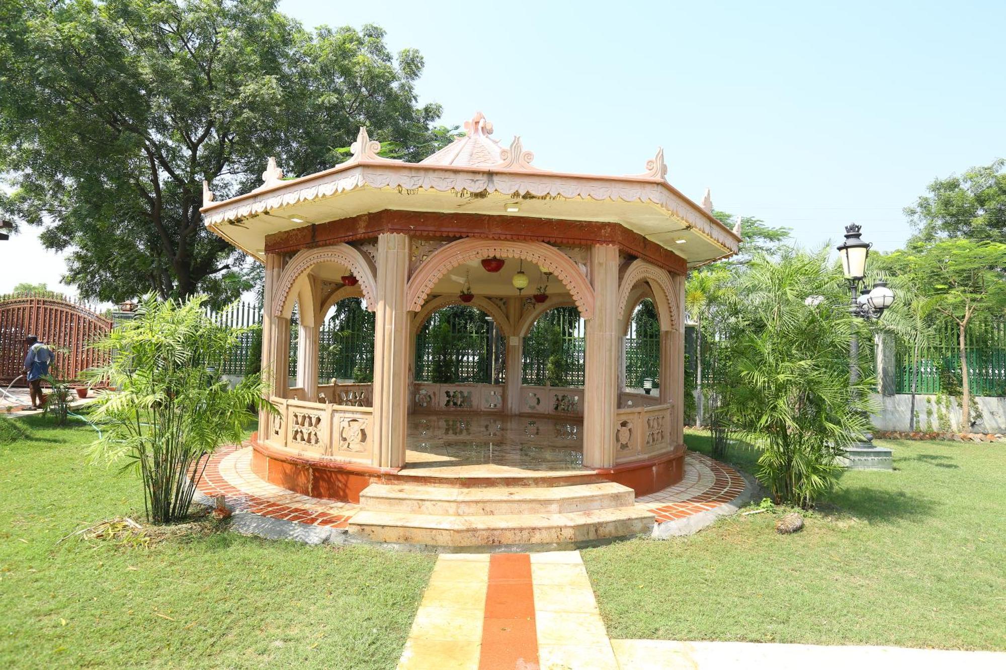 Mann The Palm Retreat Hotell Lucknow Exteriör bild