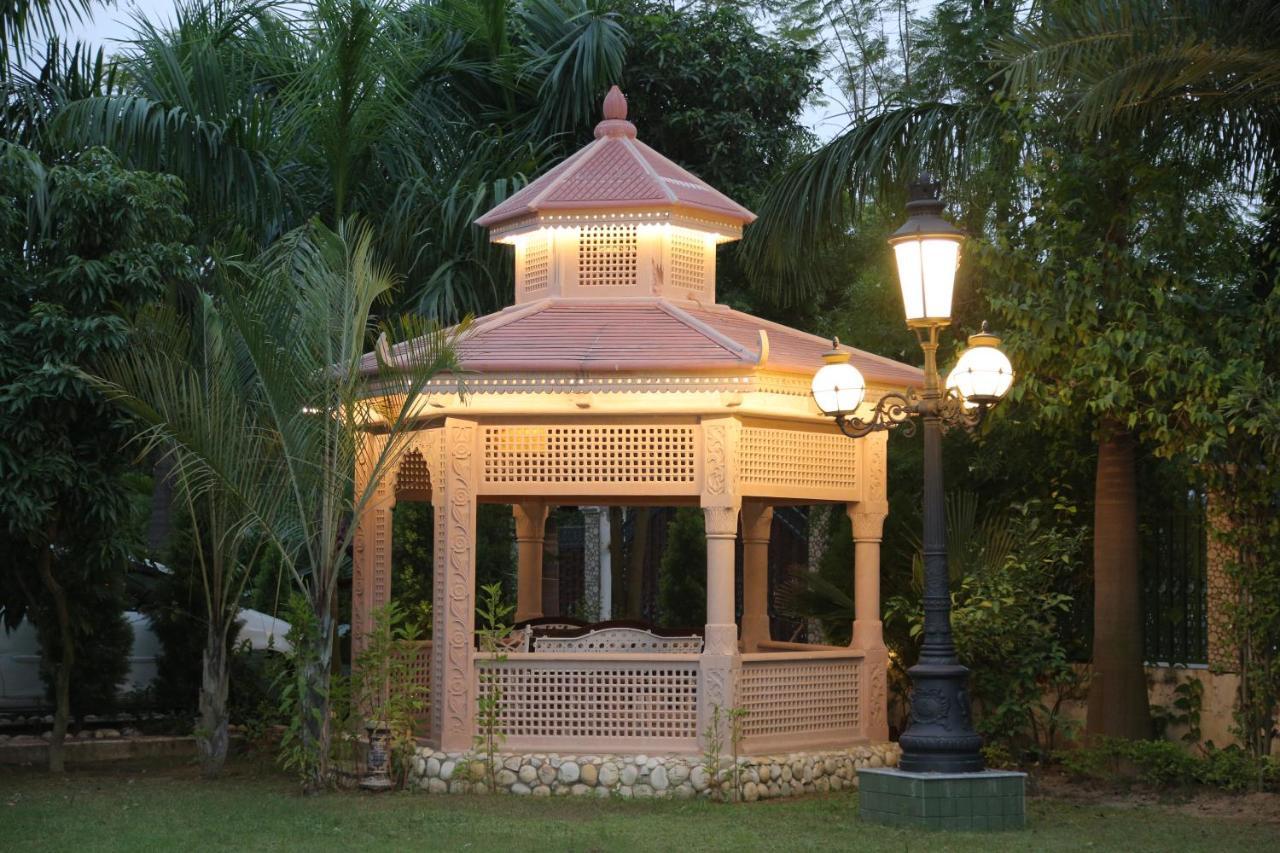 Mann The Palm Retreat Hotell Lucknow Exteriör bild