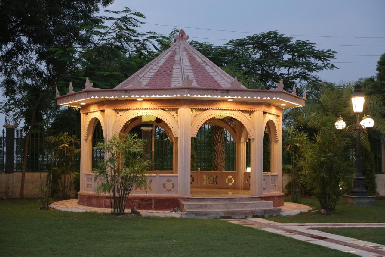Mann The Palm Retreat Hotell Lucknow Exteriör bild