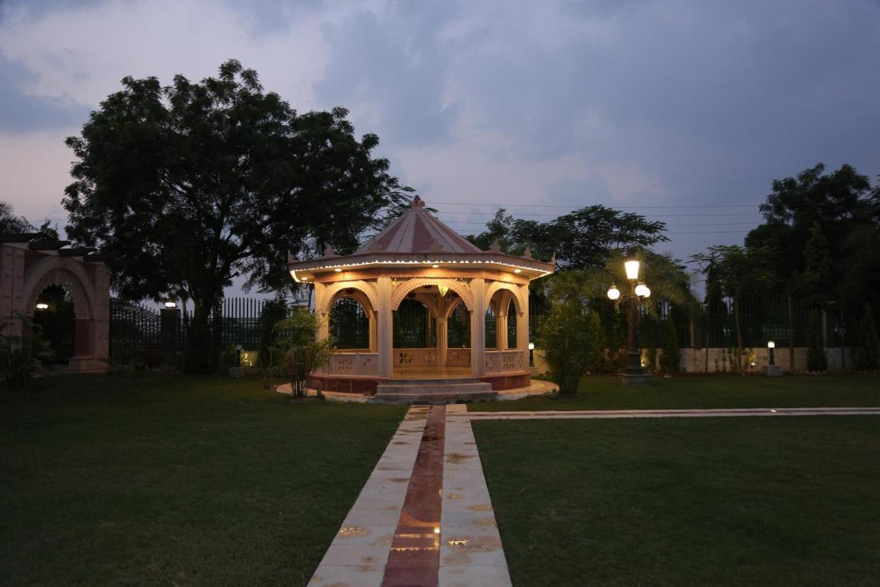 Mann The Palm Retreat Hotell Lucknow Exteriör bild
