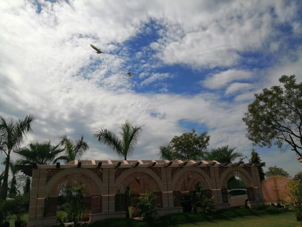 Mann The Palm Retreat Hotell Lucknow Exteriör bild