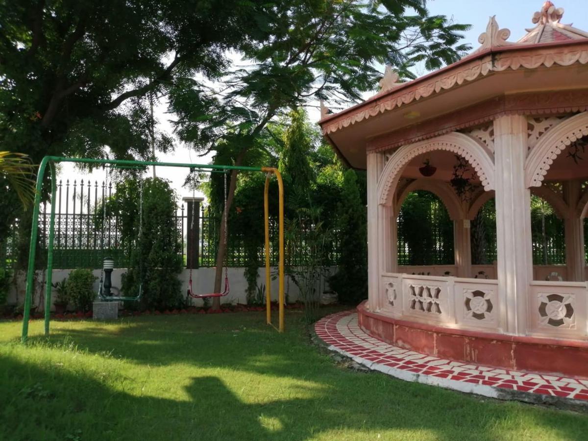 Mann The Palm Retreat Hotell Lucknow Exteriör bild