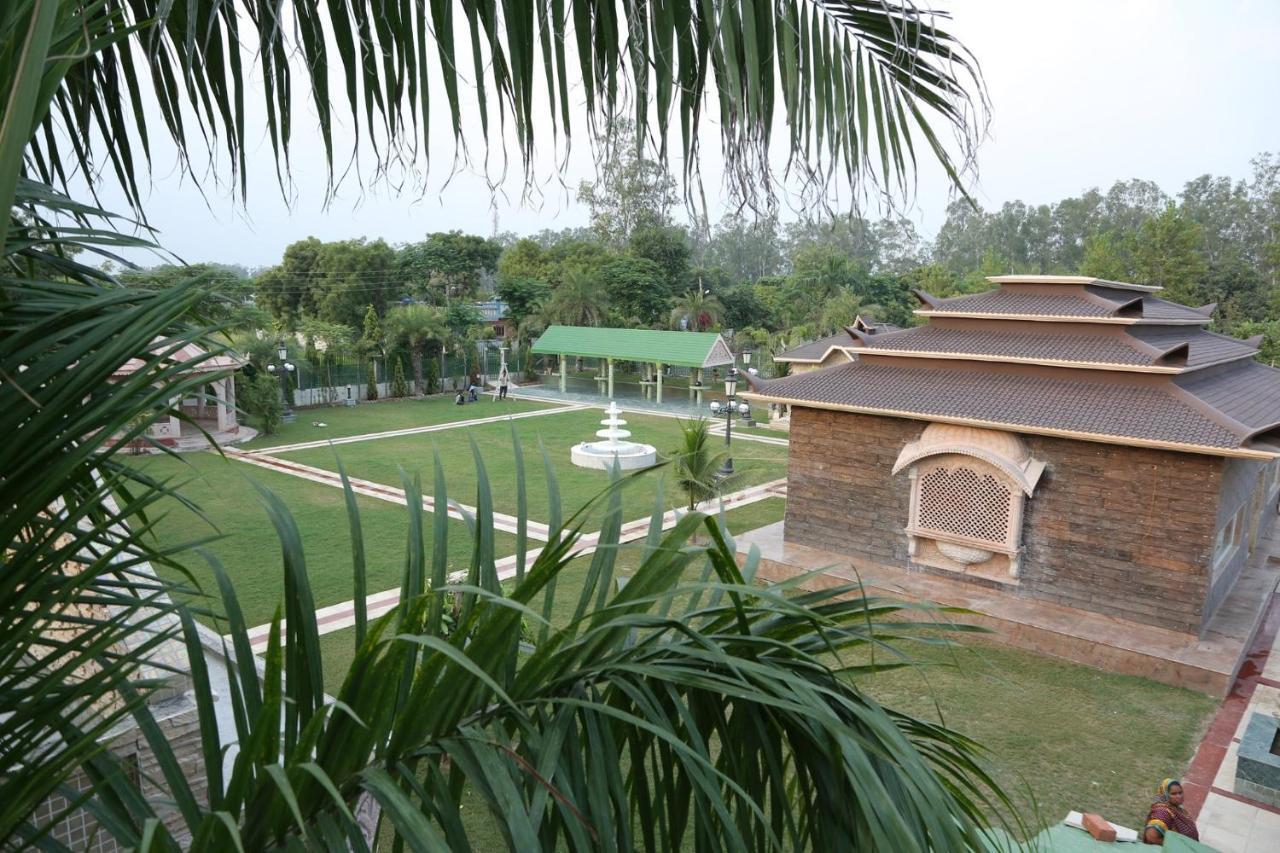 Mann The Palm Retreat Hotell Lucknow Exteriör bild