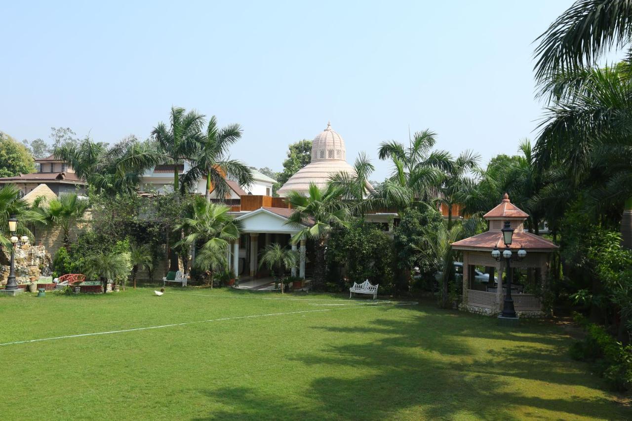 Mann The Palm Retreat Hotell Lucknow Exteriör bild