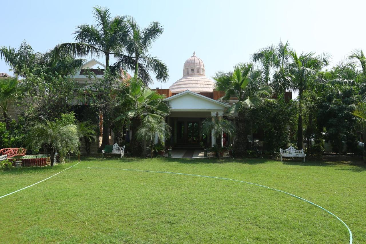 Mann The Palm Retreat Hotell Lucknow Exteriör bild