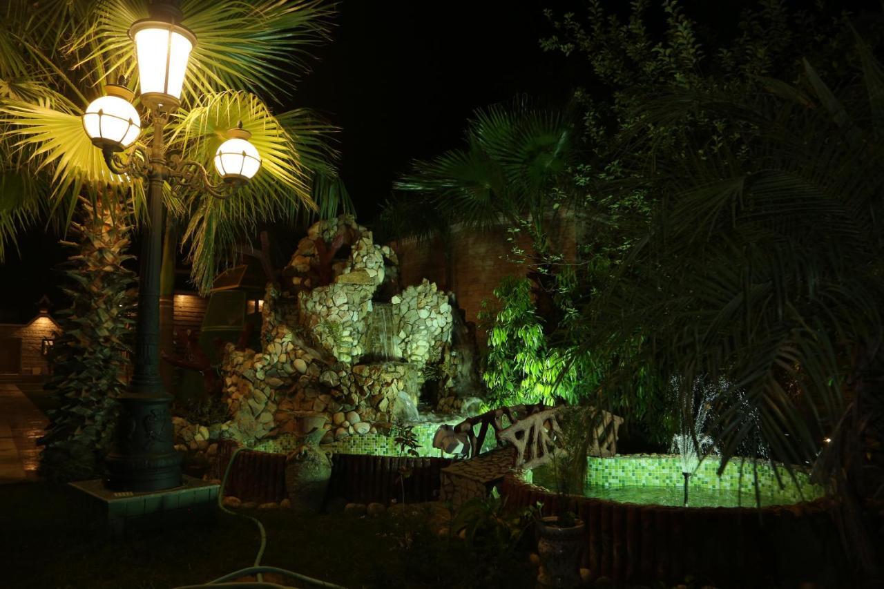 Mann The Palm Retreat Hotell Lucknow Exteriör bild