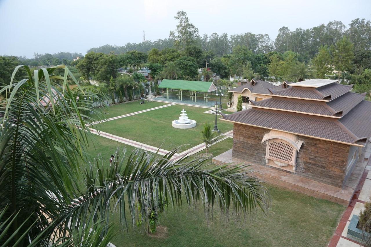 Mann The Palm Retreat Hotell Lucknow Exteriör bild