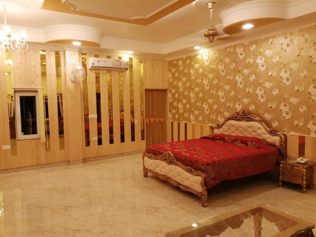 Mann The Palm Retreat Hotell Lucknow Exteriör bild