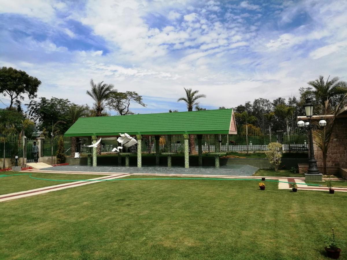 Mann The Palm Retreat Hotell Lucknow Exteriör bild