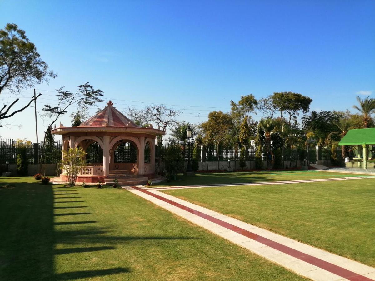 Mann The Palm Retreat Hotell Lucknow Exteriör bild