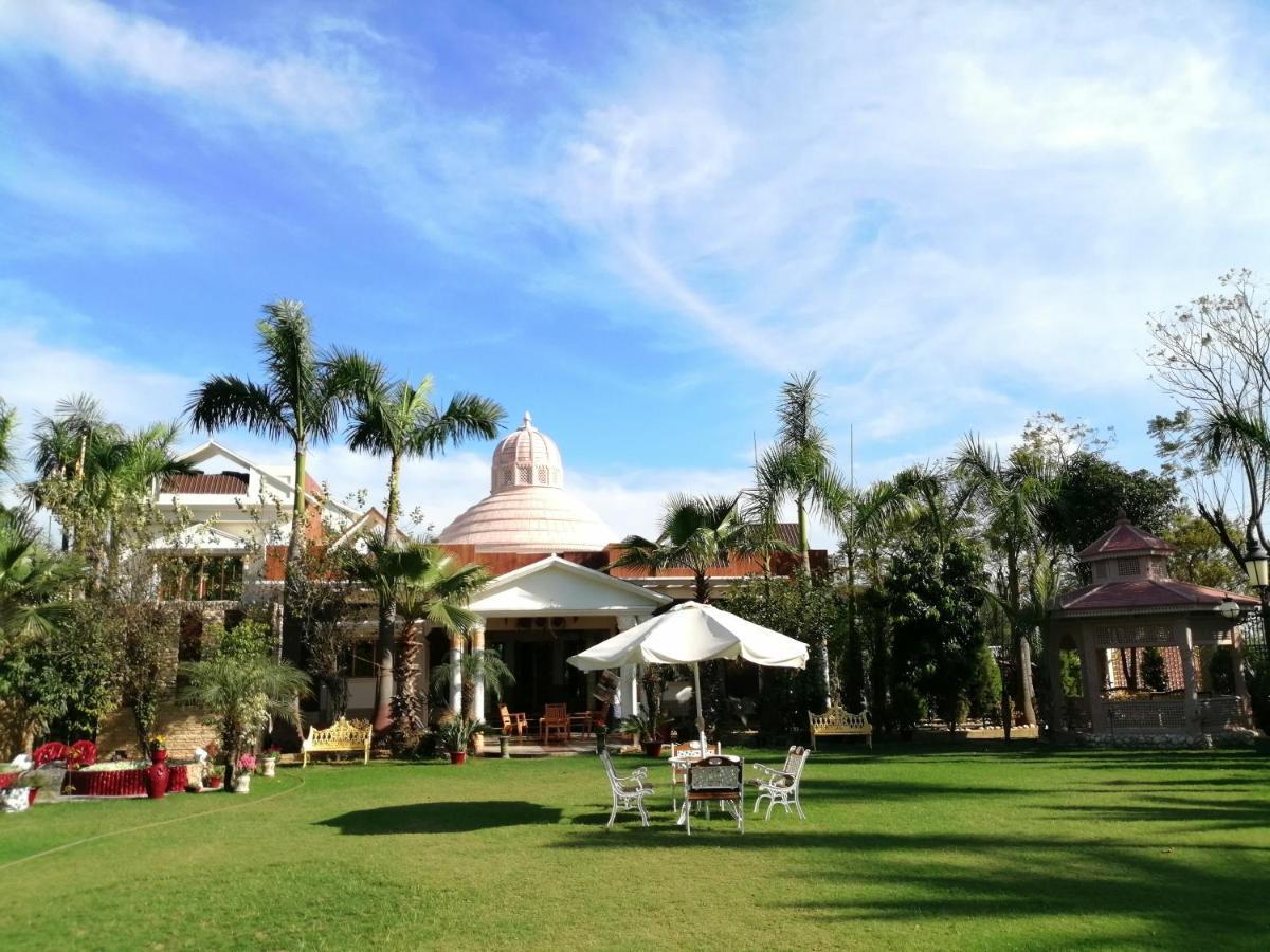 Mann The Palm Retreat Hotell Lucknow Exteriör bild