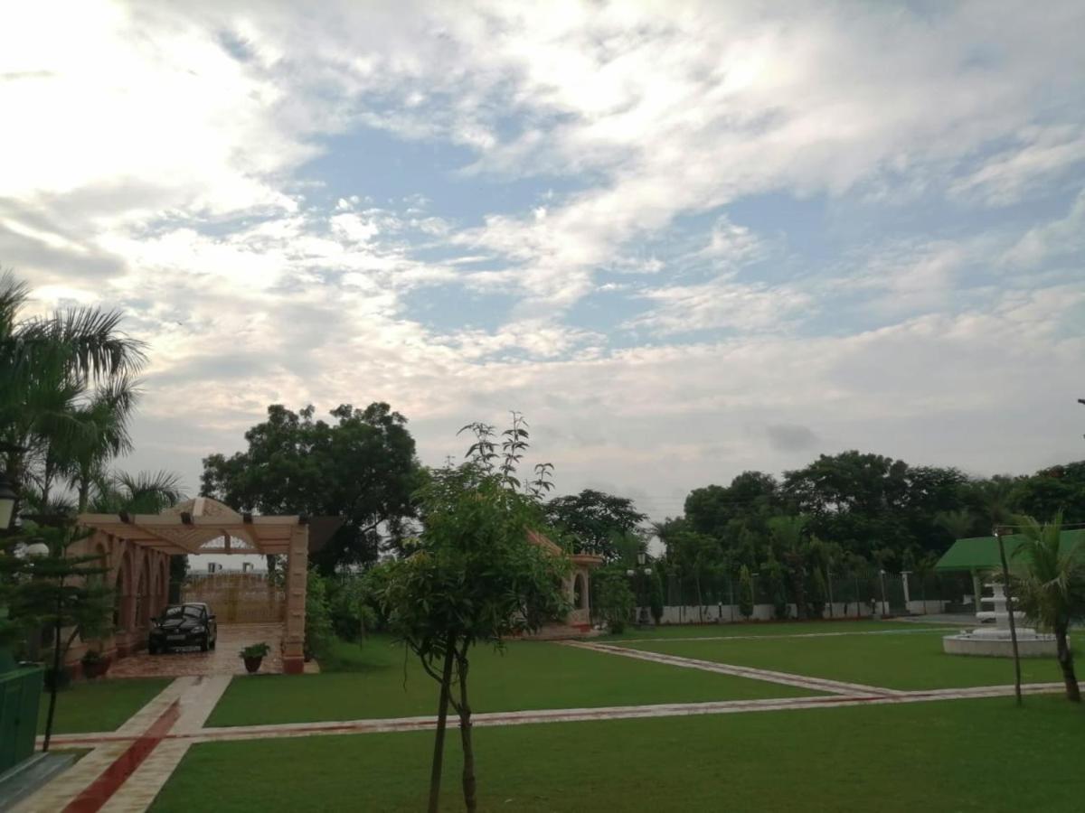 Mann The Palm Retreat Hotell Lucknow Exteriör bild