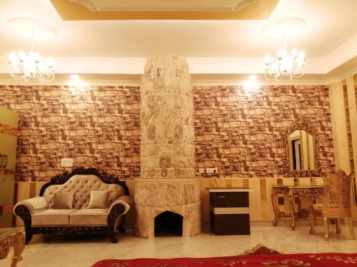 Mann The Palm Retreat Hotell Lucknow Exteriör bild