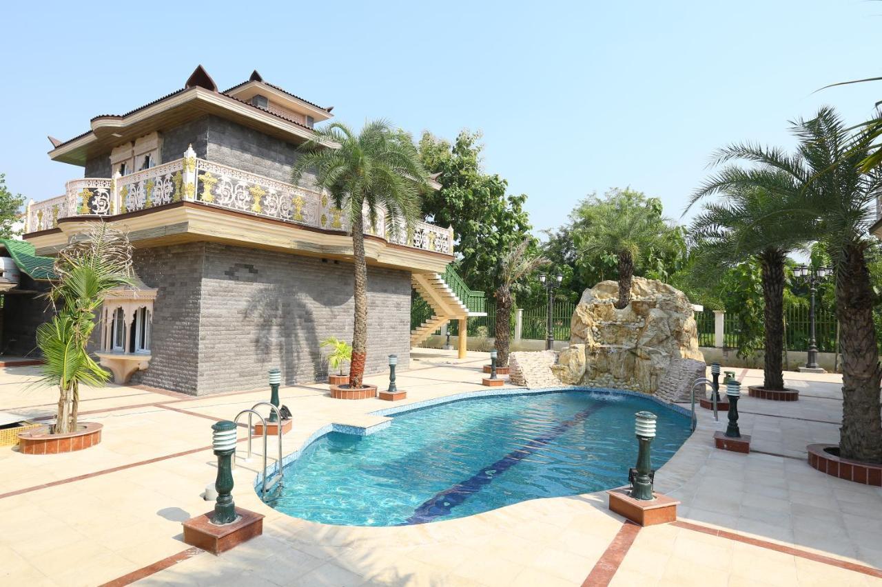 Mann The Palm Retreat Hotell Lucknow Exteriör bild
