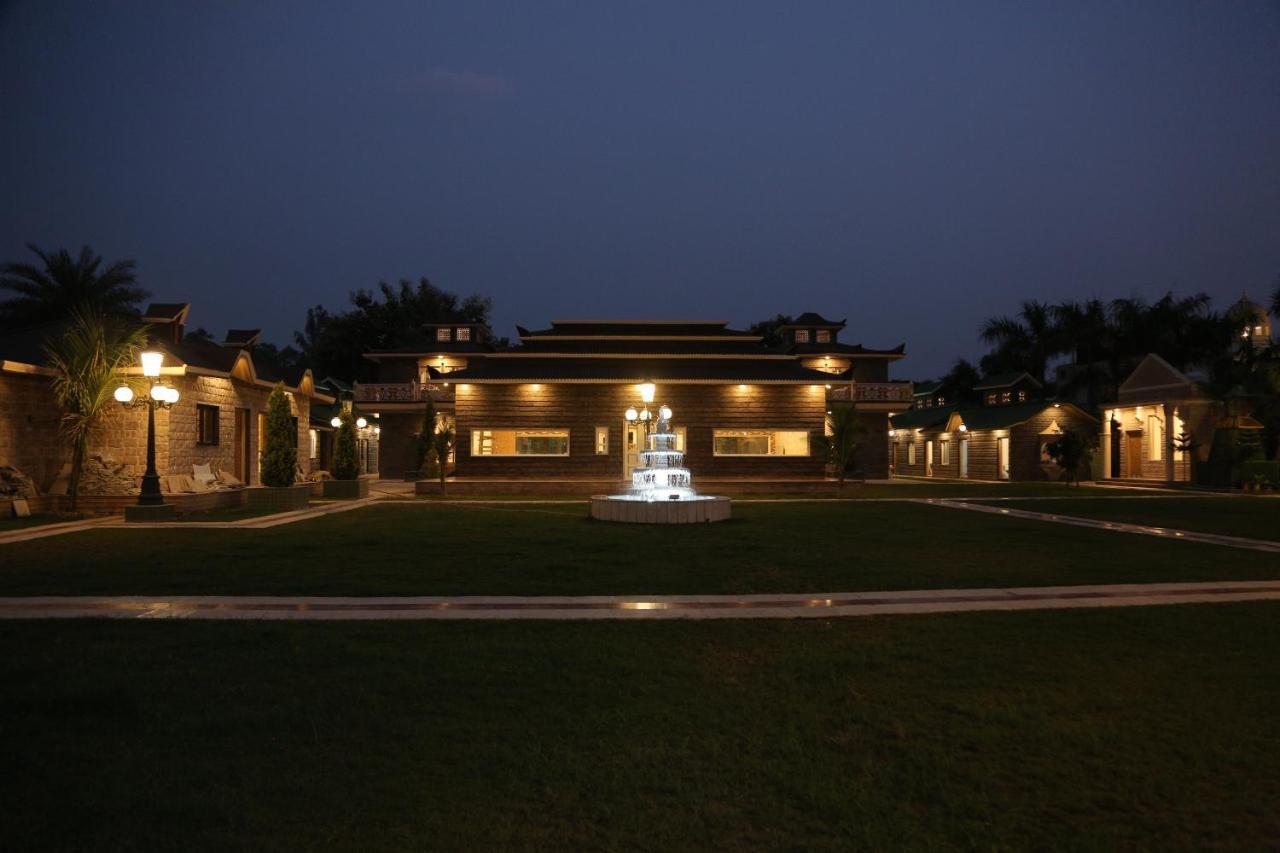 Mann The Palm Retreat Hotell Lucknow Exteriör bild