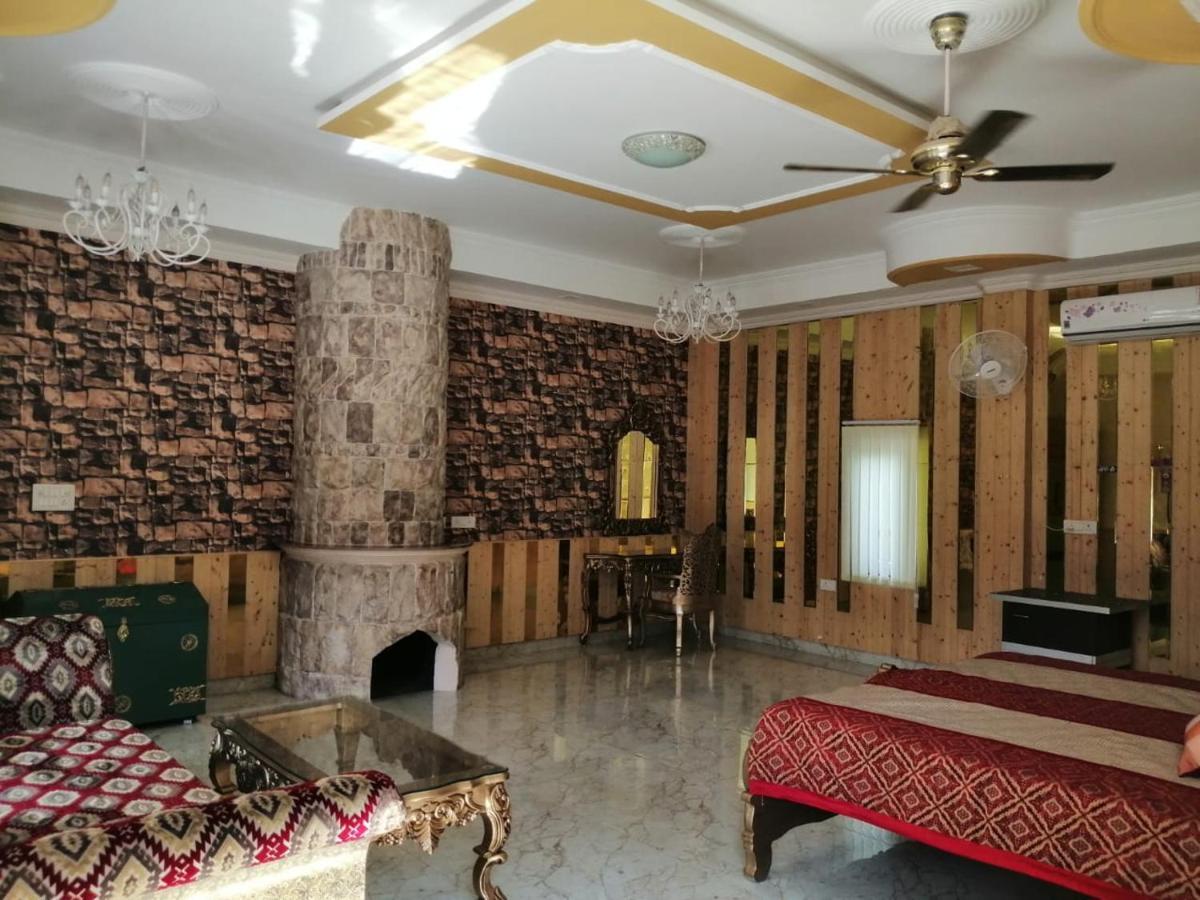 Mann The Palm Retreat Hotell Lucknow Exteriör bild