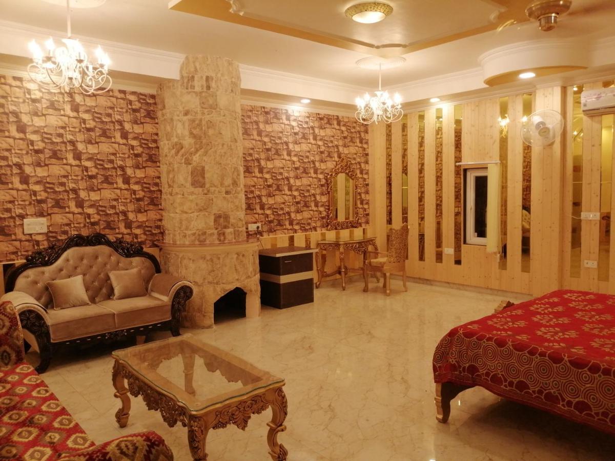 Mann The Palm Retreat Hotell Lucknow Exteriör bild