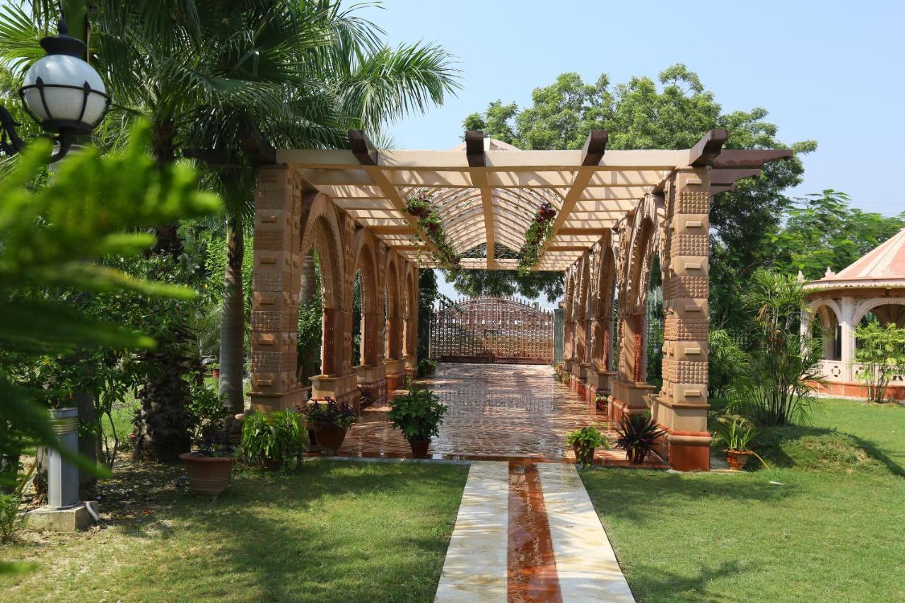 Mann The Palm Retreat Hotell Lucknow Exteriör bild
