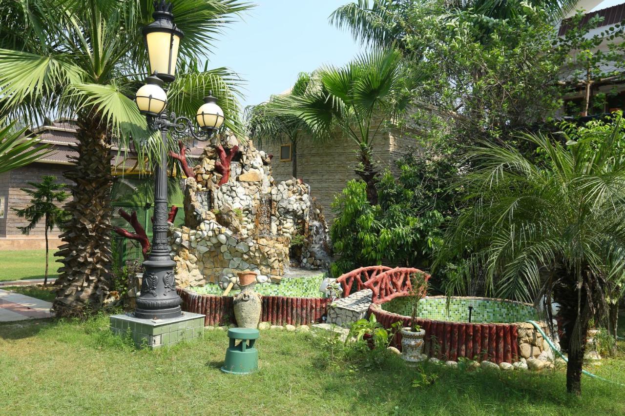 Mann The Palm Retreat Hotell Lucknow Exteriör bild