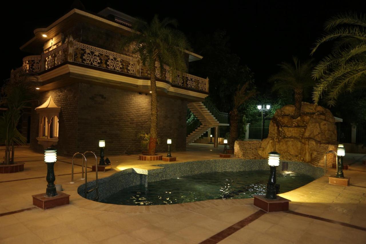Mann The Palm Retreat Hotell Lucknow Exteriör bild