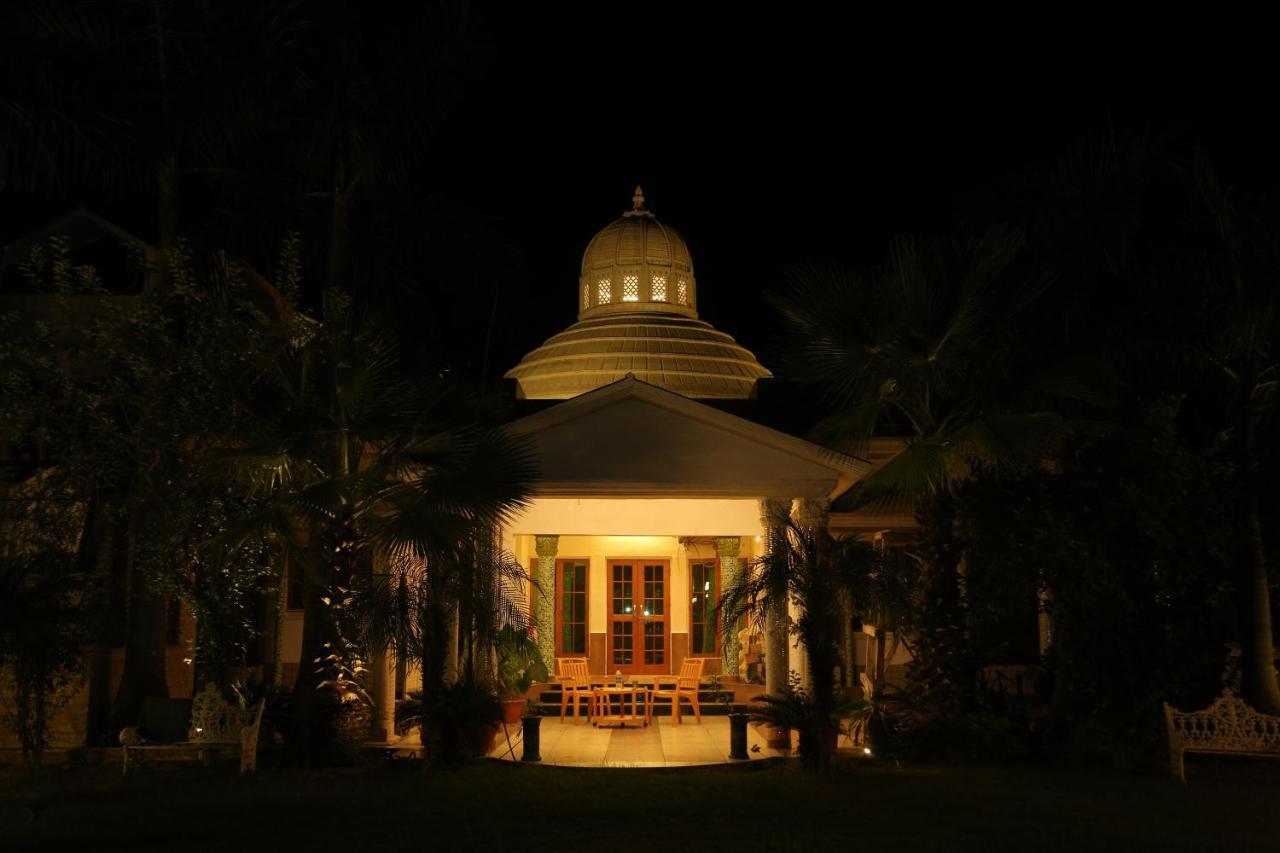 Mann The Palm Retreat Hotell Lucknow Exteriör bild