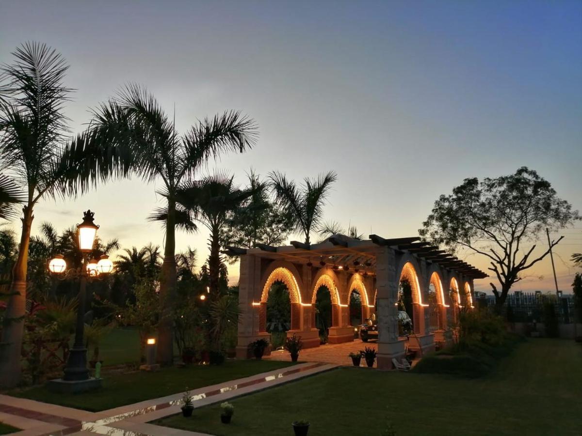 Mann The Palm Retreat Hotell Lucknow Exteriör bild
