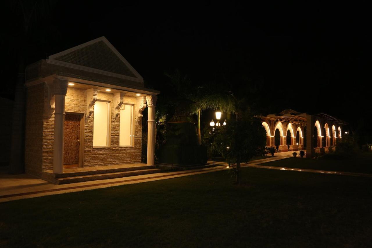 Mann The Palm Retreat Hotell Lucknow Exteriör bild