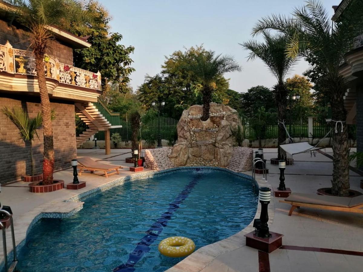 Mann The Palm Retreat Hotell Lucknow Exteriör bild