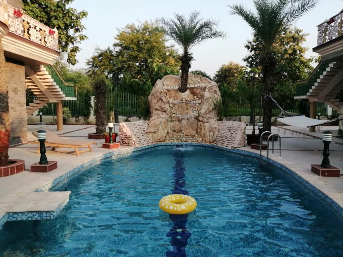 Mann The Palm Retreat Hotell Lucknow Exteriör bild