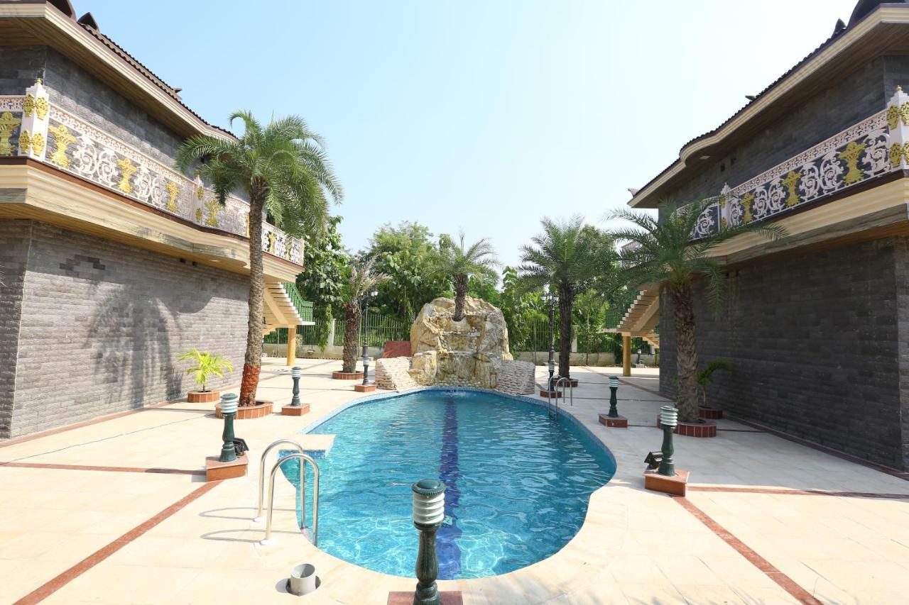 Mann The Palm Retreat Hotell Lucknow Exteriör bild