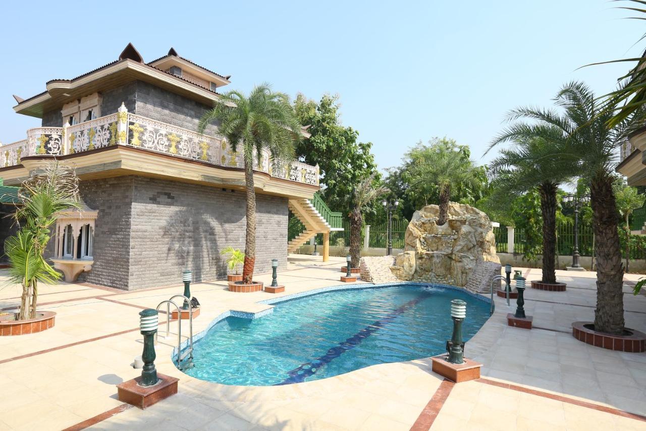 Mann The Palm Retreat Hotell Lucknow Exteriör bild