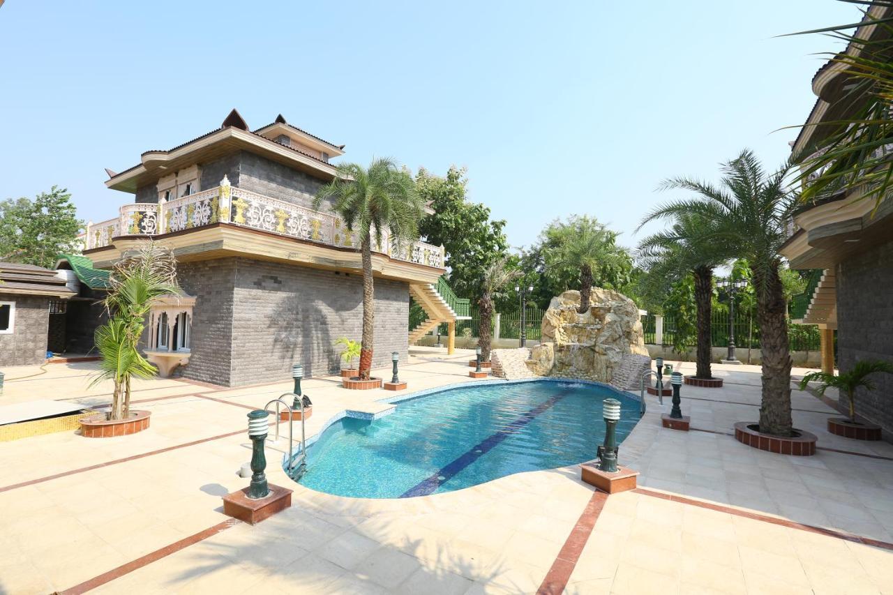 Mann The Palm Retreat Hotell Lucknow Exteriör bild