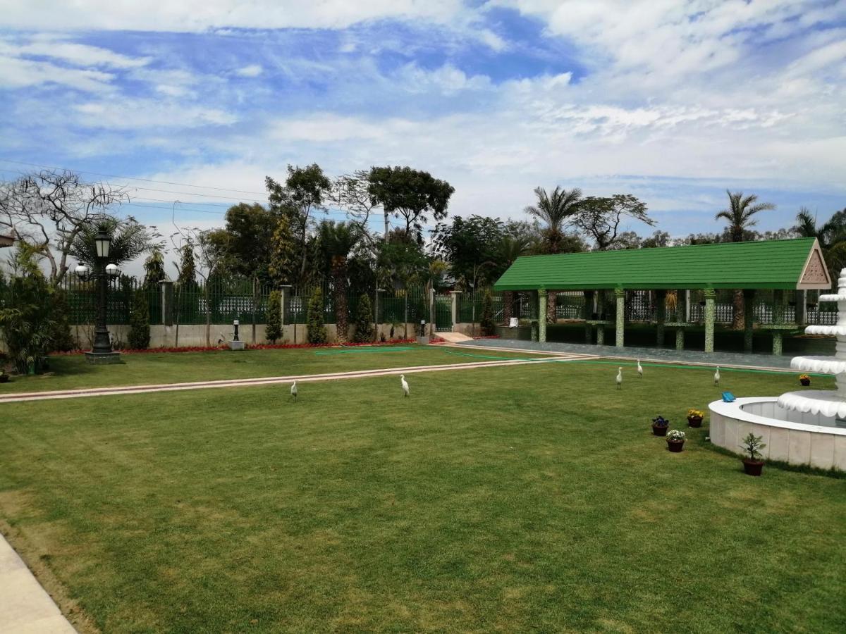Mann The Palm Retreat Hotell Lucknow Exteriör bild