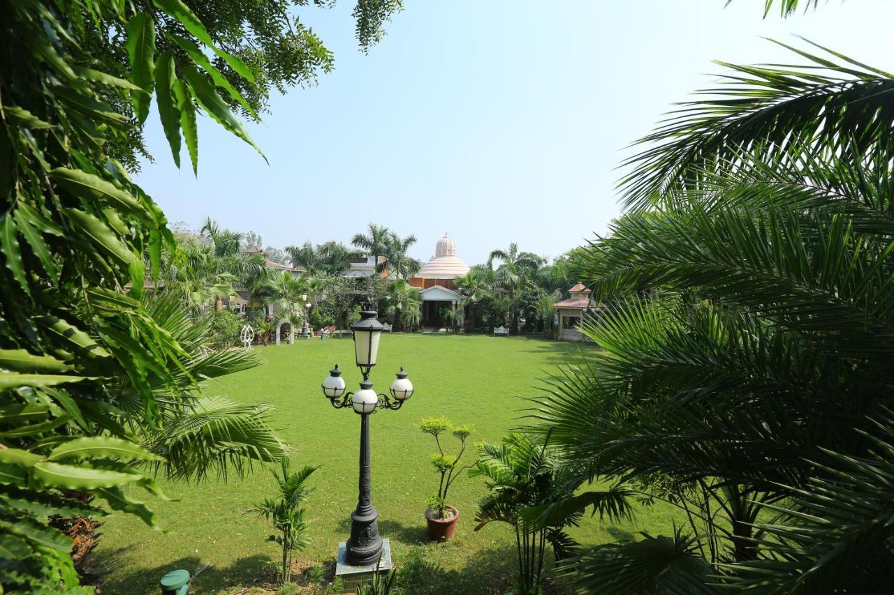 Mann The Palm Retreat Hotell Lucknow Exteriör bild