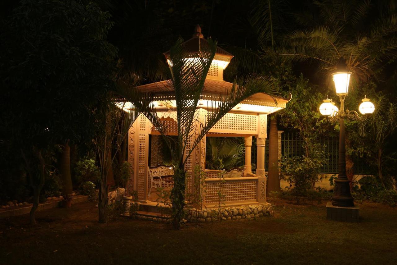 Mann The Palm Retreat Hotell Lucknow Exteriör bild